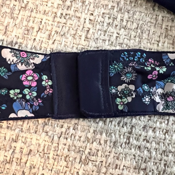 Victoria's Secret Floral Print Bra - Navy and Pink - EUC - Picture 4 of 6